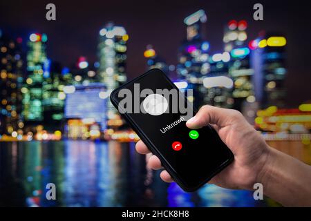 Appel téléphonique à partir d'un numéro inconnu.Homme obtenant un appel sur le téléphone à partir d'un numéro inconnu. Banque D'Images