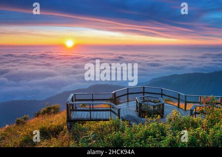 Magnifique coucher de soleil au point de vue de Kew Mae Pan à Doi inthana, Chiang Mai, Thaïlande. Banque D'Images