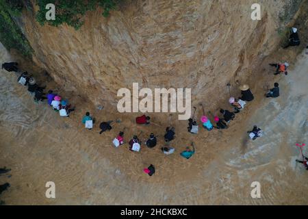 (211230) -- RONGSHUI, 30 décembre 2021 (Xinhua) -- photo aérienne prise le 28 octobre 2021 montre des villageois qui se trouvent dans le village de Wuying, à la frontière entre la région autonome de Guangxi Zhuang au sud de la Chine et la province de Guizhou au sud-ouest de la Chine.Wuying Village est un hameau de Miao à minorité ethnique qui se niche dans les montagnes imposantes qui s'étendent de l'autre côté de la frontière entre Guangxi et Guizhou.Les habitants ont souffert des terres arides de la région, de l'environnement naturel difficile et des transports peu pratiques depuis des années.Le peuple de Wuying a abandonné la pauvreté en 2020.En 2021, avec l'assistance de couplage Banque D'Images