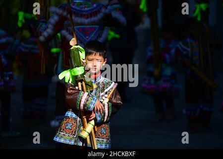 (211230) -- RONGSHUI, 30 décembre 2021 (Xinhua) -- l'étudiant Wu Liangyou détient un Lusheng, un instrument à vent à roseaux, avant d'avoir une classe au point d'enseignement du village de Wuying, à la frontière entre la région autonome de Guangxi Zhuang en Chine du sud et la province de Guizhou au sud-ouest de la Chine, le 25 novembre 2021.Wuying Village est un hameau de Miao à minorité ethnique qui se niche dans les montagnes imposantes qui s'étendent de l'autre côté de la frontière entre Guangxi et Guizhou.Les habitants ont souffert des terres arides de la région, de l'environnement naturel difficile et des transports peu pratiques depuis des années.Le peuple de Wuying sho Banque D'Images