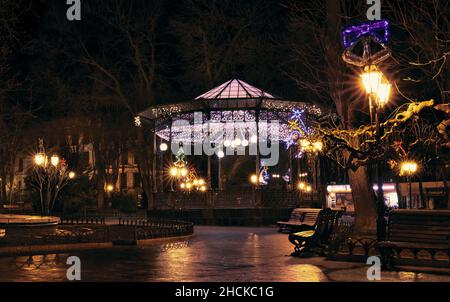 Le belvédère et les décorations de Noël dans le jardin de la ville d'Odessa en Ukraine. Banque D'Images