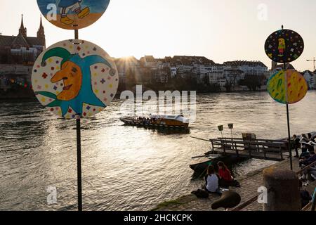 Bâle, Suisse - février 21.Ferry traversant le rhin avec décorations de carnaval Banque D'Images