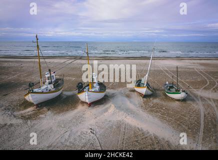 Des bateaux de pêche ont tiré à terre sur Thorup Strand au Danemark Banque D'Images