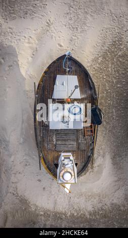 Des bateaux de pêche ont tiré à terre sur Thorup Strand au Danemark Banque D'Images