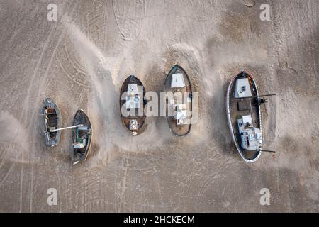 Des bateaux de pêche ont tiré à terre sur Thorup Strand au Danemark Banque D'Images