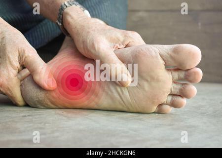 Sensation de picotement et de brûlure au pied d'un vieil homme asiatique avec diabète. Douleur au pied. Problèmes de neuropathie sensorielle. Problèmes de nerfs des pieds. Fasciite plantaire Banque D'Images