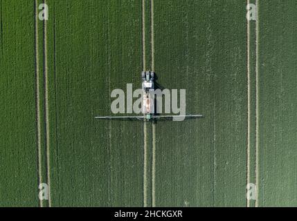 Tracteur pulvérisant du glyphosate controversé sur les terres agricoles Banque D'Images