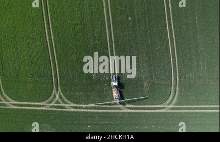 Tracteur pulvérisant du glyphosate controversé sur les terres agricoles Banque D'Images