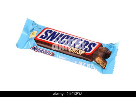 Stockholm, Suède - 29 décembre 2021 : une barre de chocolat paquet croustillant de Snickers de 40 g isolé sur fond blanc. Banque D'Images