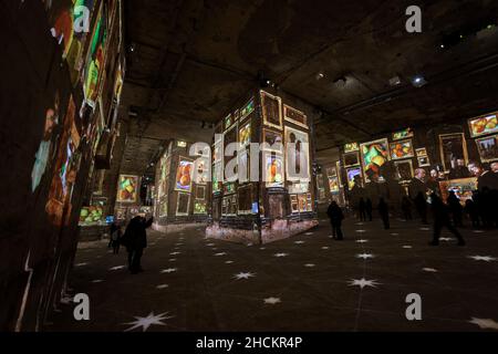 Spectacle lumineux coloré sur Cézanne et Kandinsky dans les Baux-de-Provence, sud de la France Banque D'Images