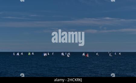 Vue de l'école de voile de pratique sur la côte méditerranéenne (Côte d'Azur) près de Monaco le jour ensoleillé de l'automne avec mer bleue et bateaux colorés. Banque D'Images