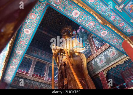 Beijing, 24/02/2019. Majestueuse statue en bois de Maitreya, 26 mètres de haut, dont 8 sont souterraines, sculptée dans un seul bloc de bois de santal blanc Banque D'Images