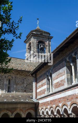 Europe, Italie, Lombardie, Lecco, Abbaye cistercienne médiévale de Piona (abbaye de Piona) sur la branche Lecco du lac de Côme. Banque D'Images