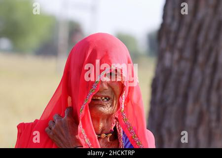 Pali Rajasthan , Inde -26 octobre 2021.Photo rapprochée d'une vieille femme paysanne indienne qui portait un voile Rajasthani rouge selon la coutume Banque D'Images