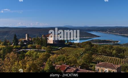 Belle vue sur le petit village d'Aiguines, situé à la limite ouest de la gorge du Verdon en Provence, en France, le jour ensoleillé en automne avec vignobles. Banque D'Images