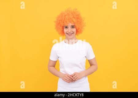 bonne femme freaky dans la perruque clown pour la fête, le plaisir Banque D'Images