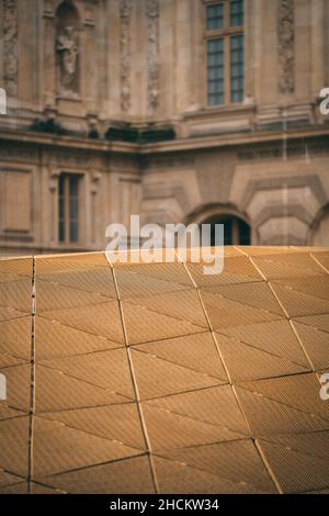 Photo verticale de l'extérieur du Musée du Louvre à Paris, France Banque D'Images