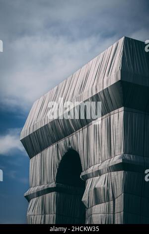 Plan vertical de l'Arc de Triomphe à Paris, France enveloppé dans un tissu en polypropylène recyclable Banque D'Images