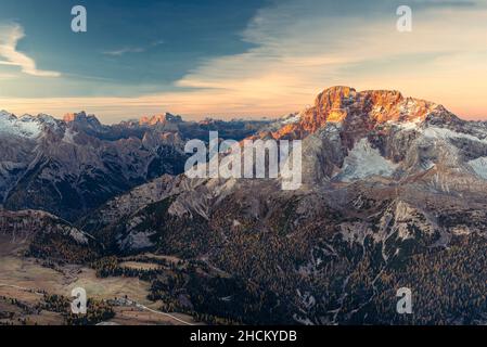 Les parois rocheuses du massif du Cristallo et du Mont Croda Rossa au-dessus de la place Prato alp brillent au lever du soleil en automne, Braies Dolomites, Tyrol du Sud Banque D'Images