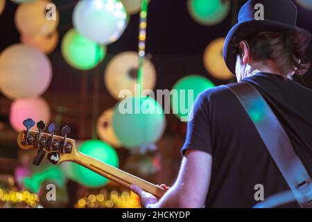 Guitariste Electric Bass sur scène.Vue arrière du musicien. Banque D'Images