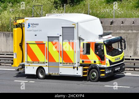 Vue latérale autoroutes Angleterre Iveco assistance aux incidents camion dos à la route panneau d'avertissement lumineux panneau d'affichage et bandes réfléchissantes autoroute britannique Banque D'Images