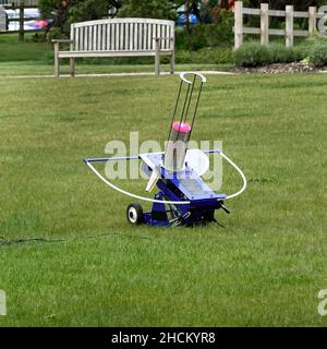 Gros plan automatique laser Sport Clay Pigeon tir cible lance automatiquement le disque d'argile configuré pour la pratique de visée de canon Angleterre Royaume-Uni Banque D'Images