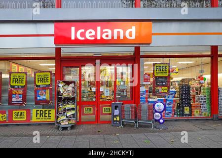 Fermez la fenêtre avant et les portes d'entrée du supermarché Iceland dans les magasins de détail Essex England Banque D'Images