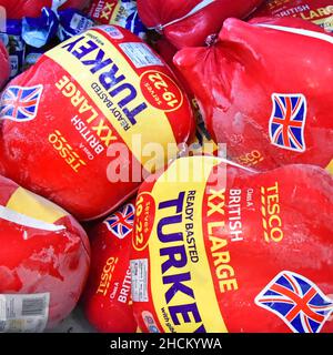 La Turquie congelés prêts d'oiseaux de grande taille XX badigeonnées de qualité britannique avec les abats en supermarché congélateur display cabinet en décembre pour Noël Nourriture UK Banque D'Images