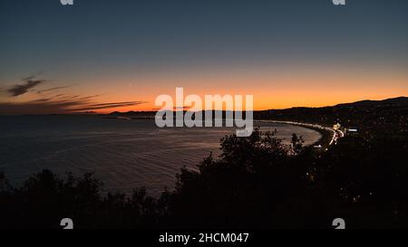 Belle vue panoramique aérienne sur la côte méditerranéenne de la ville Nice, France sur la Côte d'Azur après le coucher du soleil avec la célèbre plage. Banque D'Images