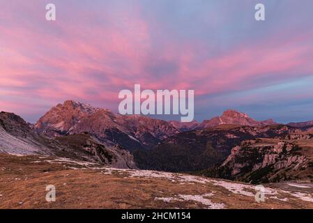 Les nuages au-dessus des sommets de Monte Cristallo et Croda Rossa dans les Dolomites brillent à l'aube avant le lever du soleil, Tyrol du Sud, Italie Banque D'Images