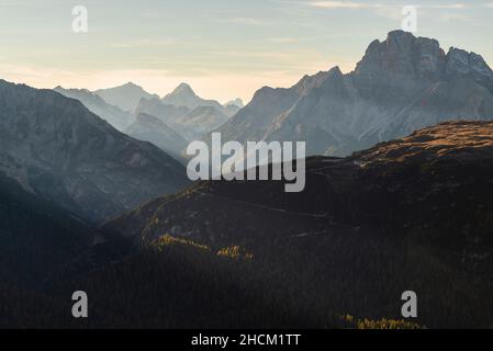 Les sommets de la Rossa Croda et du groupe de montagnes Fanes-Sennes-Baies brillent au soleil du soir, les Dolomites de Braies, Tyrol du Sud, Italie Banque D'Images