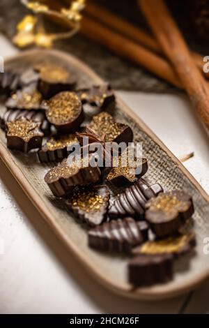 Chocolat aux saupoudrés scintillants.Chocolat sous forme de symboles de Noël Banque D'Images