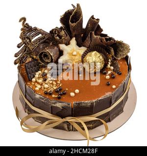 Gâteau au chocolat de fête avec garniture au caramel salé sur fond blanc Banque D'Images