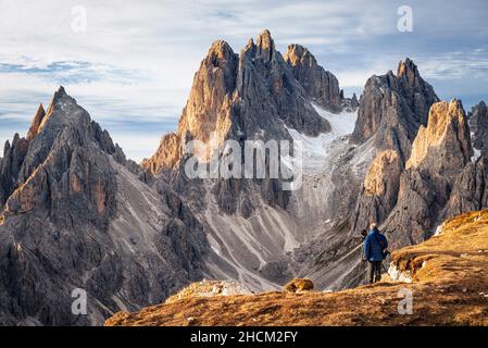 Photographe en face du massif de la montagne Cadini di Misurina dans les Dolomites Sexten au lever du soleil, Tyrol du Sud, Italie Banque D'Images