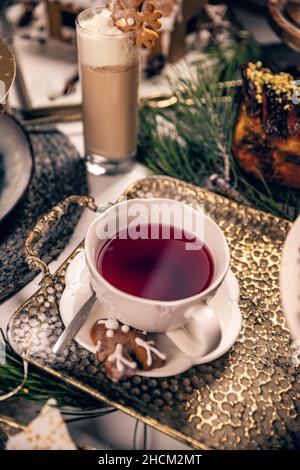 Thé d'hiver chaud et café avec biscuits de Noël au pain d'épice Banque D'Images