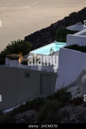 Piscine éclairée donnant sur la mer à Fira, Santorini, Grèce Banque D'Images