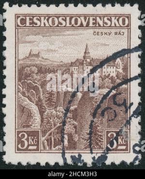 POLTAVA, UKRAINE - Desember 30, 2021.Timbre d'époque imprimé en Tchécoslovaquie vers 1936 montre le paysage avec un château sur la montagne Banque D'Images