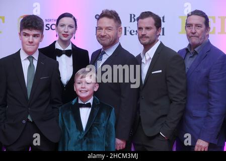 Photo du dossier datée du 04/11/21 de (de gauche à droite) Lewis McAskie, Caitriona Balfe, Kenneth Branagh, Jamie Dornan et Ciaran Hinds avec Jude Hill en face de la première irlandaise du film Belfast au Waterfront Hall, Belfast, pour marquer la soirée d'ouverture du Festival du film de Belfast.L'industrie du cinéma et de la télévision en Irlande du Nord est en passe de se renforcer, avec Netflix et Paramount parmi les derniers studios américains à proposer des projets dans la région.Date d'émission : jeudi 30 décembre 2021. Banque D'Images