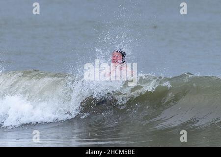 Sao Paulo, Sao Paulo, Brésil.28th décembre 2021.Les nageurs bravent les eaux glacées de la mer d'Irlande lors d'une journée d'hiver fraîche de 9Â°C à la plage de Curacloe dans le comté de Wexford, en Irlande, le mardi 28.(Image de crédit : © Paulo Lopes/ZUMA Press Wire) Banque D'Images