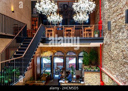 Vue panoramique sur l'entrée et le hall principal du restaurant Sobrado da Cidade.Architecture d'intérieur conception de la célèbre place qui est un touriste Banque D'Images