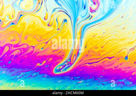 Macro de surface de savon plat irisée colorée avec des couleurs irisées fluides et des motifs et formes abstraits, arrière-plan futuriste ou funky Banque D'Images