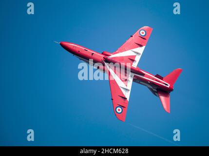 Flèche rouge sur un ciel bleu au spectacle aérien de Bournemouth Banque D'Images