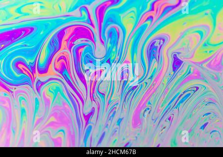 Macro de surface de savon plat irisée colorée avec des couleurs irisées fluides et des motifs et formes abstraits, arrière-plan futuriste ou funky Banque D'Images