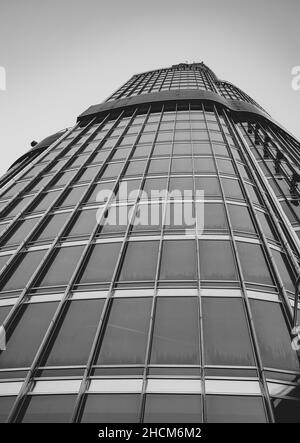 Prise de vue verticale en bas angle à niveaux de gris de Burj Khalifa à Dubaï, Émirats arabes Unis. Banque D'Images