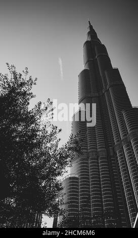 Prise de vue verticale en bas angle à niveaux de gris de Burj Khalifa à Dubaï, Émirats arabes Unis. Banque D'Images