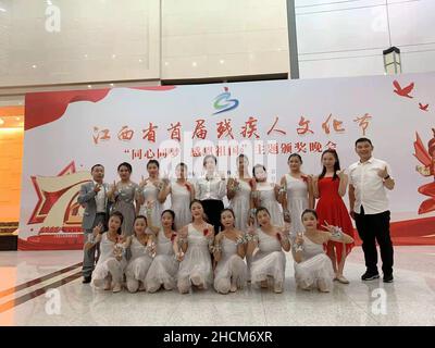 (211230) -- NANCHANG, 30 décembre 2021 (Xinhua) -- photo de fichier non daté montre Fan Haiyan et ses élèves posant pour une photo de groupe lors d'un festival culturel pour les personnes handicapées dans la province de Jiangxi en Chine orientale.Fan Haiyan, enseignante de l'école d'éducation spéciale de la ville de Yichun, a appris la langue des signes dans son temps libre pour améliorer son enseignement des élèves ayant une déficience auditive.Après des années de pratique, Fan pouvait transmettre rapidement et correctement le message à ses élèves lors de la création de chorégraphies ou de répétitions de routines de danse.Fan et ses élèves ont participé à de nombreuses compétitions artistiques Banque D'Images