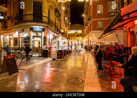 Bars à tapas typiquement espagnols la nuit dans le centre de Malaga, Andalousie, Espagne. Banque D'Images