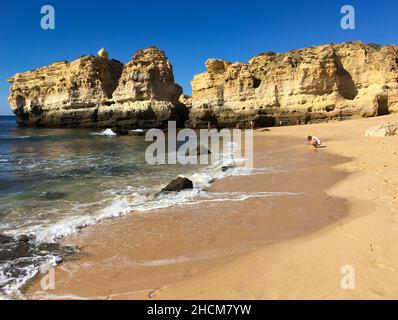 La photo montre l'une des nombreuses belles plages du Portugal. Banque D'Images