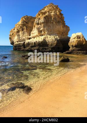 Rochers sur une plage au Portugal, près d'Albufeira Banque D'Images