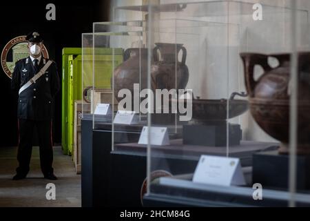 Rome, Italie.30th décembre 2021.Un officier de la gendarmerie nationale d'Italie, Carabinieri, garde à côté des vases exposés lors d'une conférence de presse.La police italienne a récupéré environ 200 000 trésors d'art évalués à dix millions d'euros (USD 11,32 millions).Credit: Oliver Weiken/dpa/Alay Live News Banque D'Images